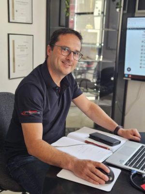 Alexander Schumann am Tisch